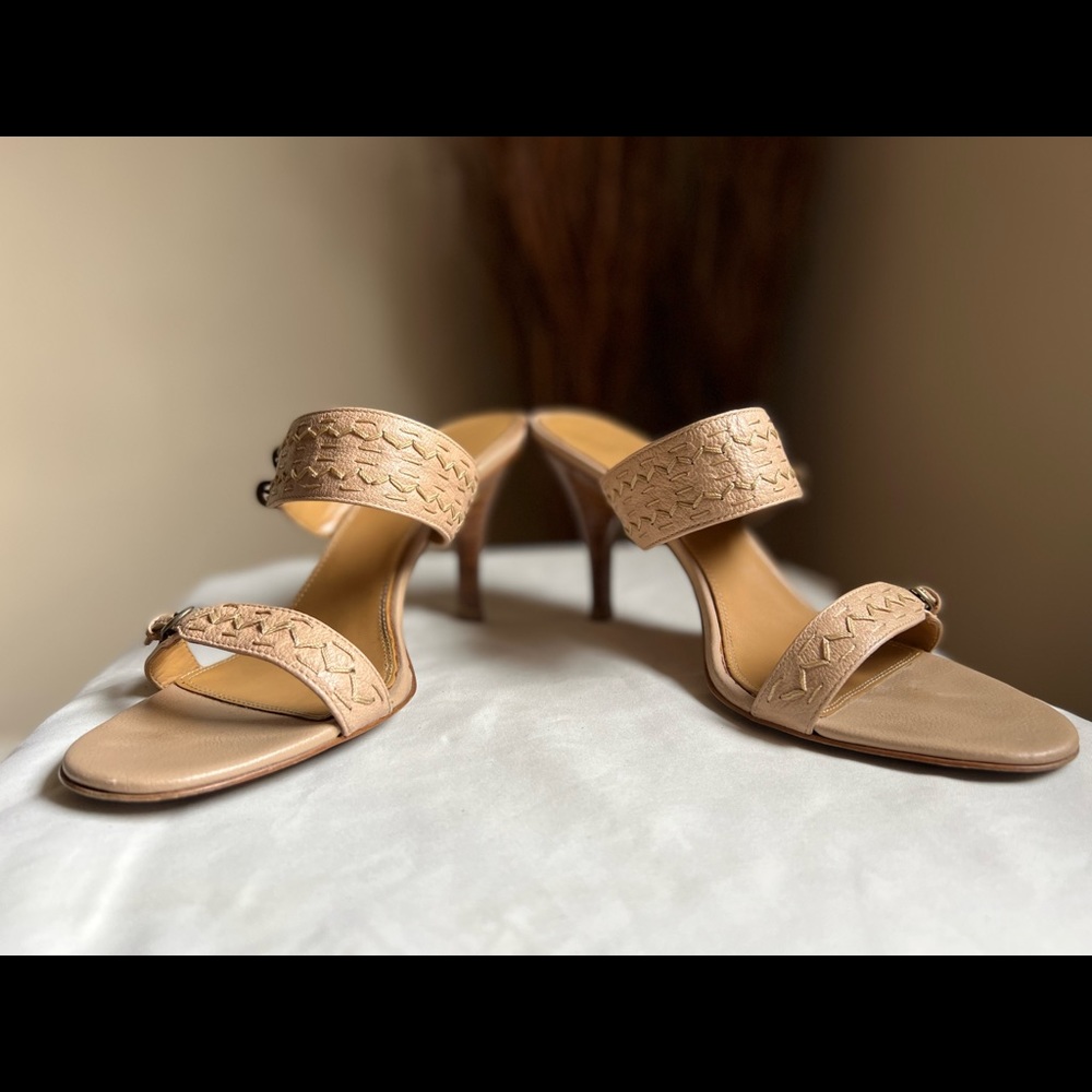 SOLD OUT  tahari sandal. This item no longer available.